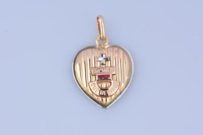Magnifique pendentif coeur en or blanc 18 ct (750 millièmes), orné de 2 rubis carrés 0.02ct au total, mention 
