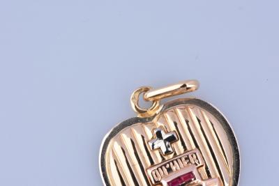 Magnifique pendentif coeur en or blanc 18 ct (750 millièmes), orné de 2 rubis carrés 0.02ct au total, mention 