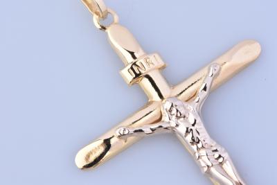 Magnifique pendentif croix Jesus Christ en or 18 ct (750 millièmes). 2