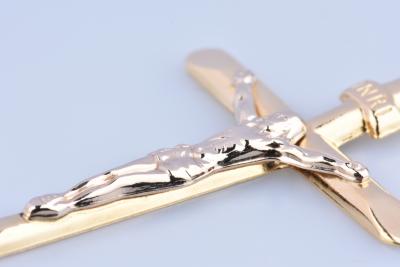 Magnifique pendentif croix Jesus Christ en or 18 ct (750 millièmes). 2