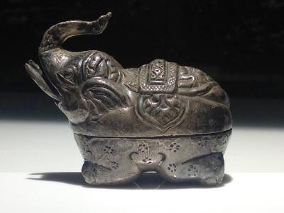 Cambodge - Boîte à bétel en métal argenté figurant un éléphant, début du 20e siècle 2