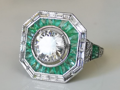 Bague en or blanc 18 carats style Art Déco moissanite 1.8 cts émeraudes et diamants 2