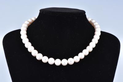 Collier orné de 38 perles de couleur blanches 2