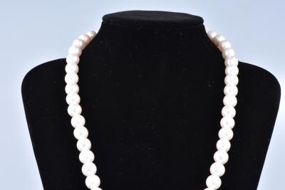 Collier orné de 38 perles de couleur blanches 2