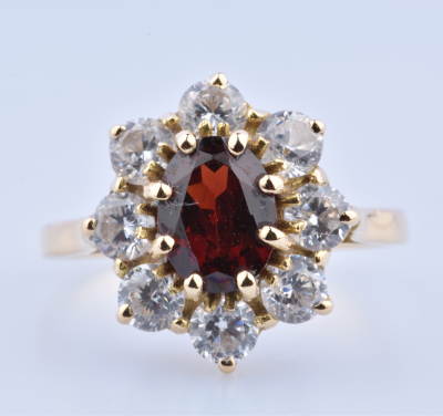 Bague en or 18 carats composée d’un grenat oval serti de 8 griffes et de 8 oxydes brillants 2