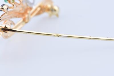 Broche ronde en or composée de 3 pierres précieuses 2