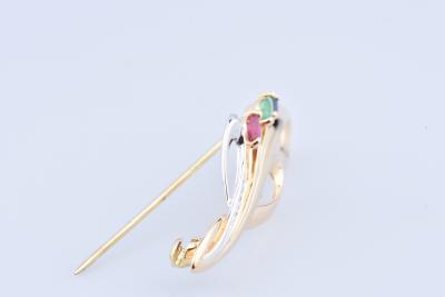 Broche ronde en or composée de 3 pierres précieuses 2