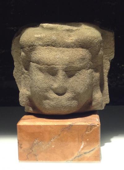 Cambodge - Bas-relief en grès présentant un visage de déité  khmer, style d’un Bayon 2