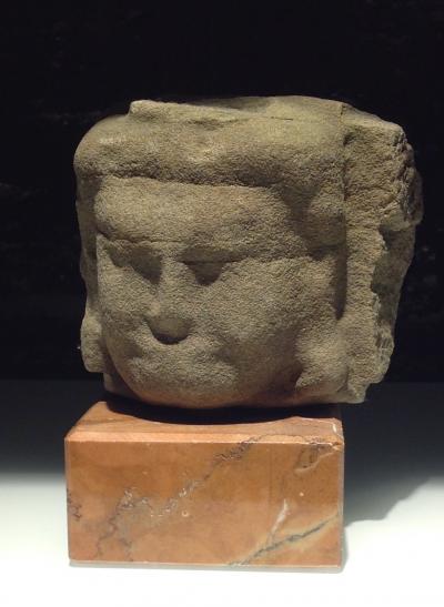 Cambodge - Bas-relief en grès présentant un visage de déité  khmer, style d’un Bayon 2