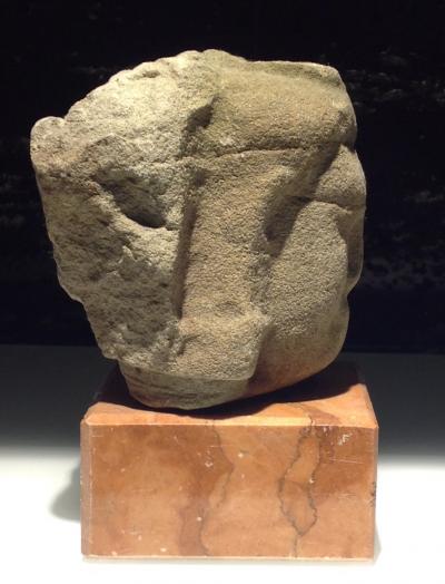 Cambodge - Bas-relief en grès présentant un visage de déité  khmer, style d’un Bayon 2