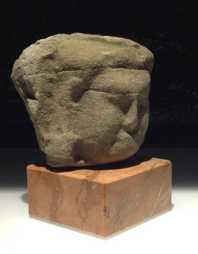 Cambodge - Bas-relief en grès présentant un visage de déité  khmer, style d’un Bayon 2