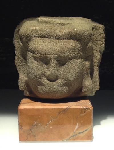 Cambodge - Bas-relief en grès présentant un visage de déité  khmer, style d’un Bayon 2