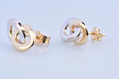 Boucles d’oreilles bicolores 18 carats (750 millièmes). Fermoir à tige. 2