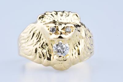 Bague chevalière tête de lion en or jaune 18 carats composée d’un oxyde central 2