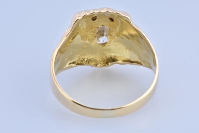 Bague chevalière tête de lion en or jaune 18 carats composée d’un oxyde central 2