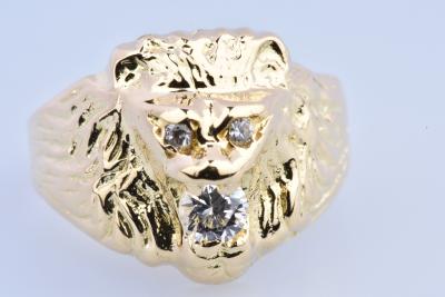 Bague chevalière tête de lion en or jaune 18 carats composée d’un oxyde central 2