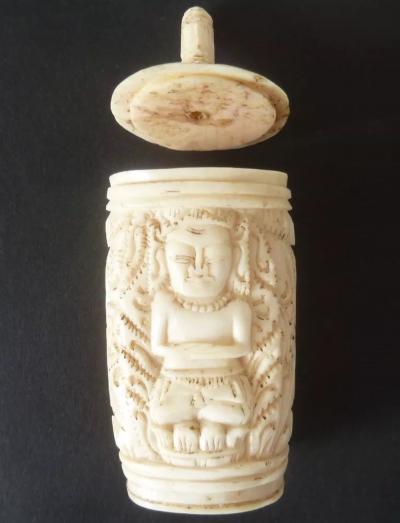 Boîte en os sculpté de Bouddha, Bali, milieu 20eme 2
