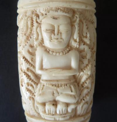 Boîte en os sculpté de Bouddha, Bali, milieu 20eme 2