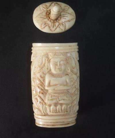 Boîte en os sculpté de Bouddha, Bali, milieu 20eme 2