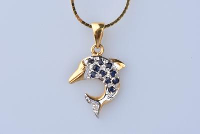 Collier et Pendentif Dauphin en Or Jaune 18 ct (750/1000). 1 diamant 0,005 ct et 10 Saphirs à env 0,10 ct au total 2