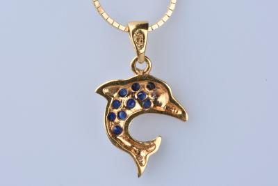 Collier et Pendentif Dauphin en Or Jaune 18 ct (750/1000). 1 diamant 0,005 ct et 10 Saphirs à env 0,10 ct au total 2