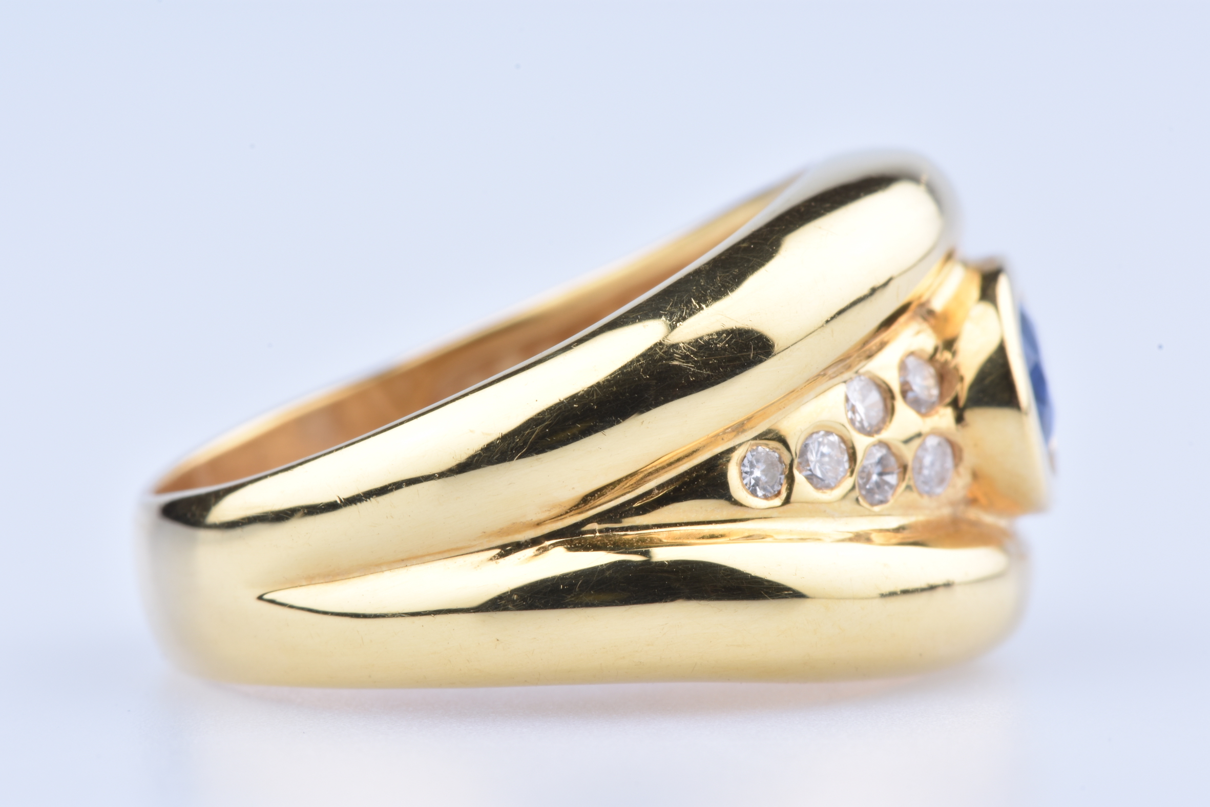 Bague en Or Jaune serti clos, 1 Saphir Ovale et 12 Diamants Bijoux et montres Plazzart