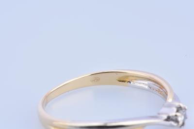 Magnifique bague solitaire bicolore en or 18 carats (950 millièmes), composée d'1 diamant rond brillant 0.06ct serti de 6 griffes. 2