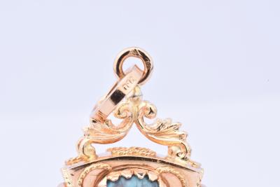 Pendentif carrosse en or jaune orné de 2 grenats et de 2 turquoises 2