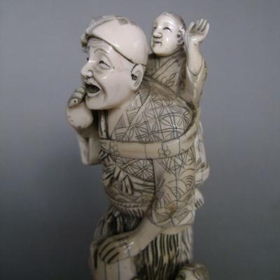 Okimono en ivoire. Pêcheur et sses deux enfants. Japon époque Taisho (1912-1928) 2