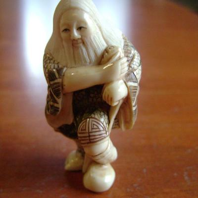 Netsuke en ivoire. Vieillard, Japon, fin Taisho 2