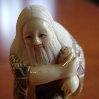 Netsuke en ivoire. Vieillard, Japon, fin Taisho 2