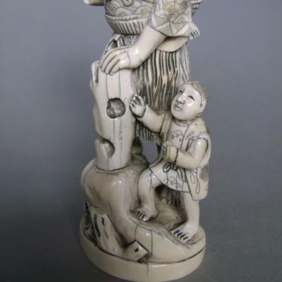 Okimono en ivoire. Pêcheur et sses deux enfants. Japon époque Taisho (1912-1928) 2