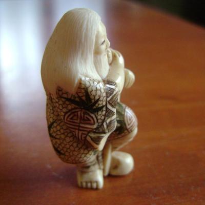 Netsuke en ivoire. Vieillard, Japon, fin Taisho 2