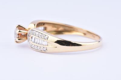 Magnifique bague solitaire en or 18 carats (750 millièmes) ornée de diamants ronds brillants et baguettes 2