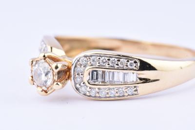 Magnifique bague solitaire en or 18 carats (750 millièmes) ornée de diamants ronds brillants et baguettes 2