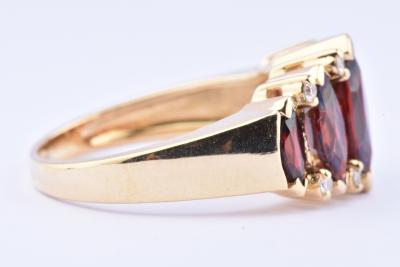Magnifique bague en or 18 carats (750 millièmes), composée de 5 magnifiques grenats marquises et de diamants ronds brillants 2