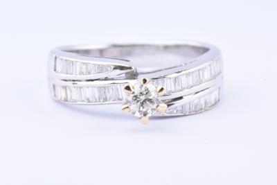 Bague solitaire en or blanc diamant rond brillant central 2