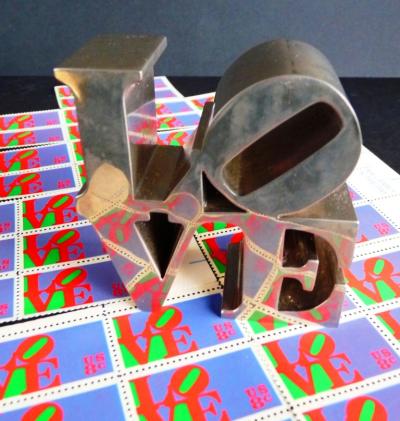 Robert Indiana - Love Chrome ( First Edition 1970 )  + Timbres USA Postal ( 1970 ) 2