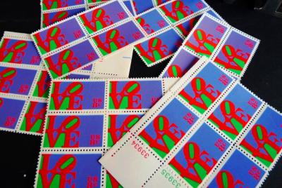 Robert Indiana - Love Chrome ( First Edition 1970 )  + Timbres USA Postal ( 1970 ) 2
