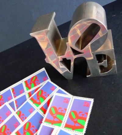 Robert Indiana - Love Chrome ( First Edition 1970 )  + Timbres USA Postal ( 1970 ) 2
