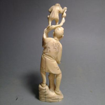 Okimono en ivoire. Samurawashi , dresseur de singe. Japon début Taisho (1912-1928) 2