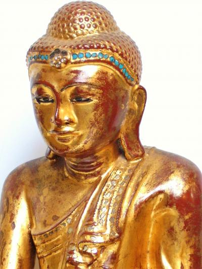 Rare bouddha en position Maravijaya Birmanie, bois, laque, or et verroteries, 19eme siècle 2