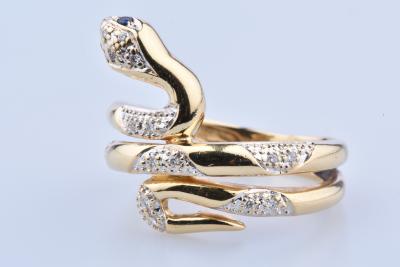 Jolie bague serpent en or jaune 18 carats sertie de 17 diamants et de deux saphirs 2