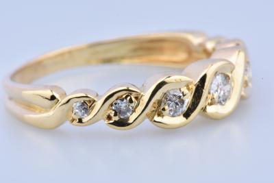 Demi-alliance en or jaune 18 carats (750/1000) sertie de 7 diamants ronds brillants 2