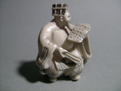 Japon - Netsuke en ivoire représentant un Lettré, début du XXème siècle 2