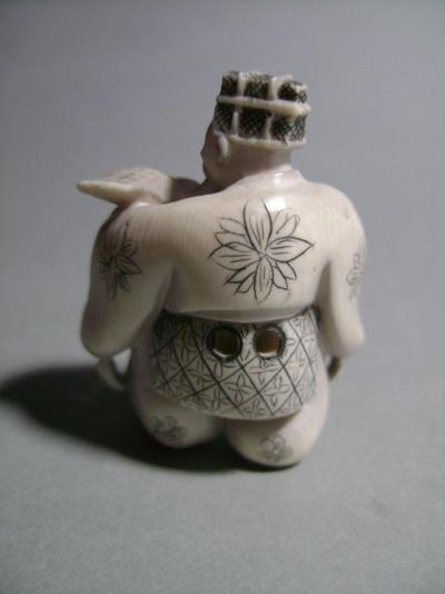 Japon - Netsuke en ivoire représentant un Lettré, début du XXème siècle 2