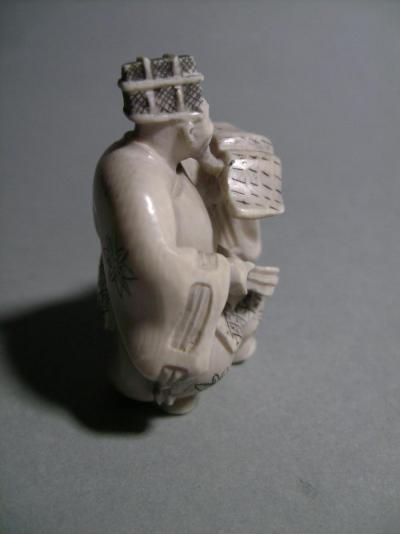 Japon - Netsuke en ivoire représentant un Lettré, début du XXème siècle 2
