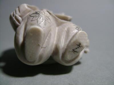 Japon - Netsuke en ivoire représentant un Lettré, début du XXème siècle 2