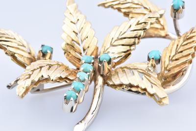 Broche en or jaune 18 carats (750/1000) en forme de feuillage ornée de 9 turquoises rondes. 2