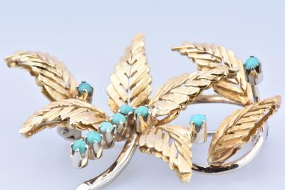 Broche en or jaune 18 carats (750/1000) en forme de feuillage ornée de 9 turquoises rondes. 2